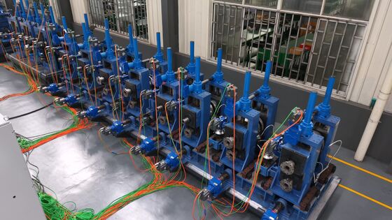 連続産業用パイプ生産のための蓄積器とランアウトテーブルを持つ合金鋼管の溶接機械